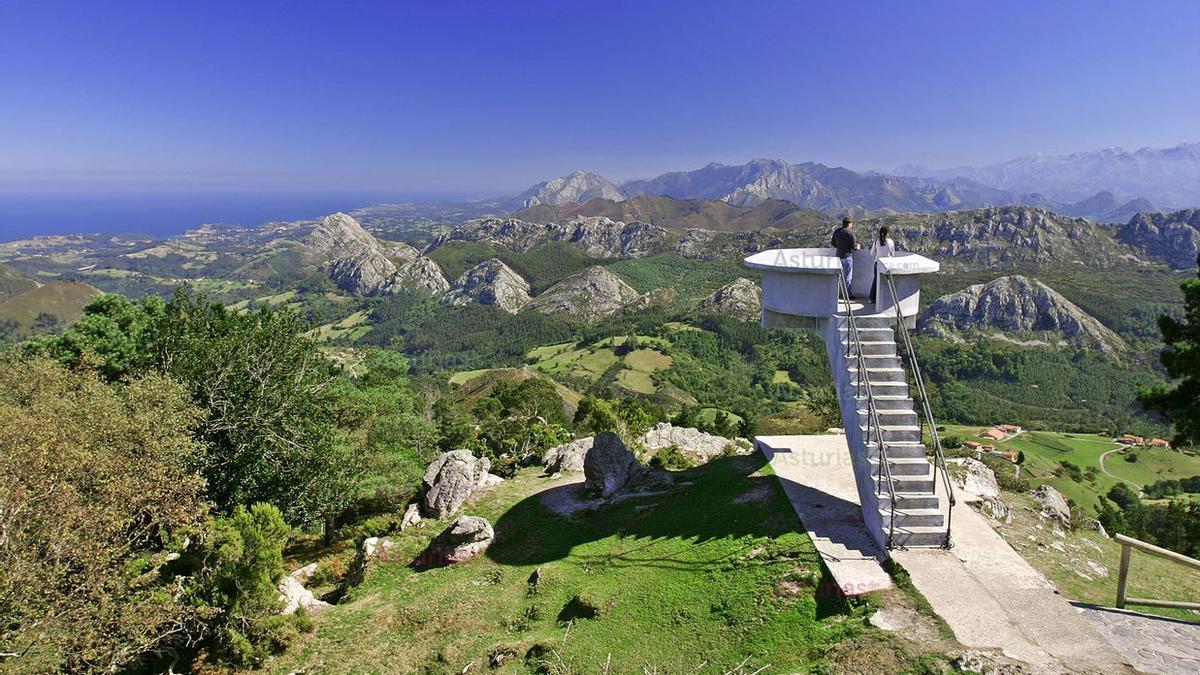 Una pareja en el mirador El Fito