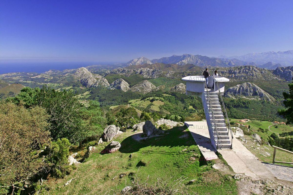 Una pareja en el mirador El Fito