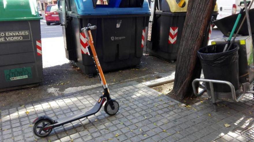 Cermi reclama una regulación para sacar de la acera a los patinetes