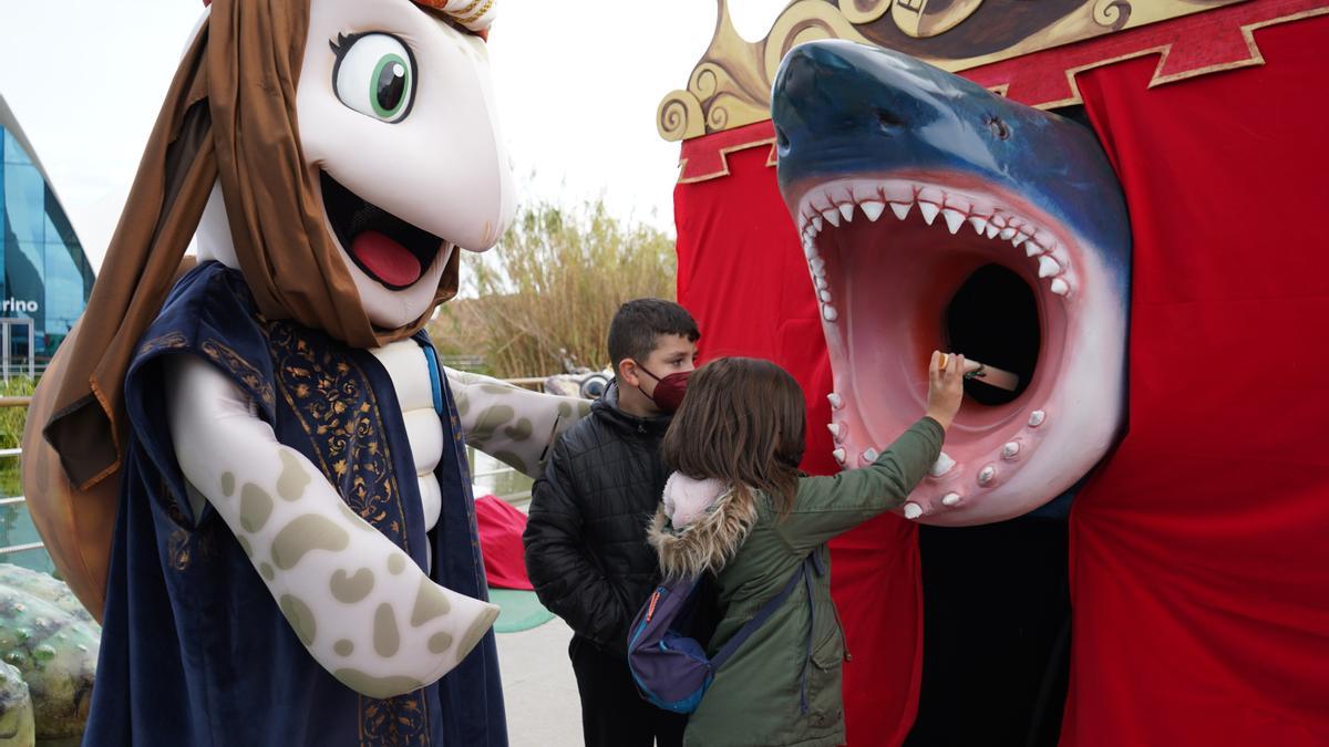 Una niña deposita su carta en el ‘tibuzón’ del Oceanogràfic de València.