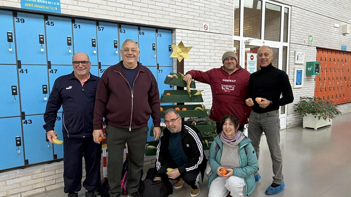 Abad, primero por la derecha, con varios de los participantes en los cursillos de natación de Pola de Siero.