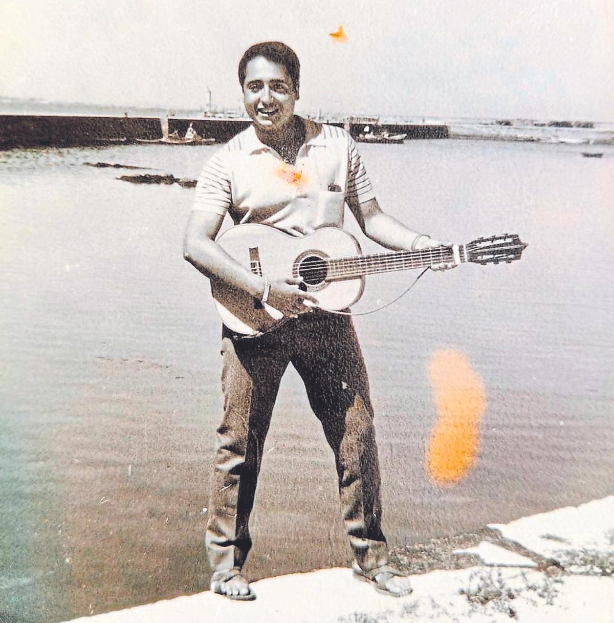 Manuel Lafuente Alvedro con una guitarra en la zona de la playa de Las Cañas.