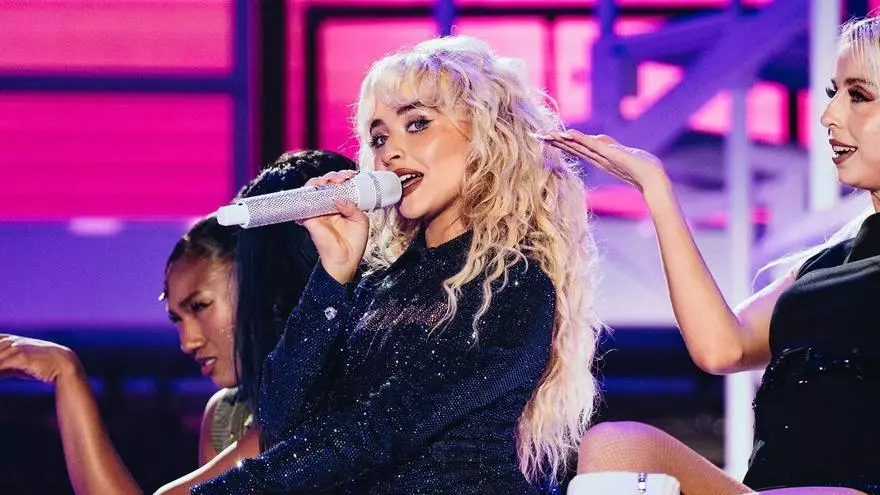 Sabrina Carpenter: Desnudez con propósito en la portada de Rolling Stone