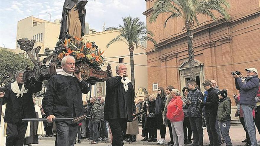 Benicàssim celebra la ofrenda y una costumbrista procesión vespertina