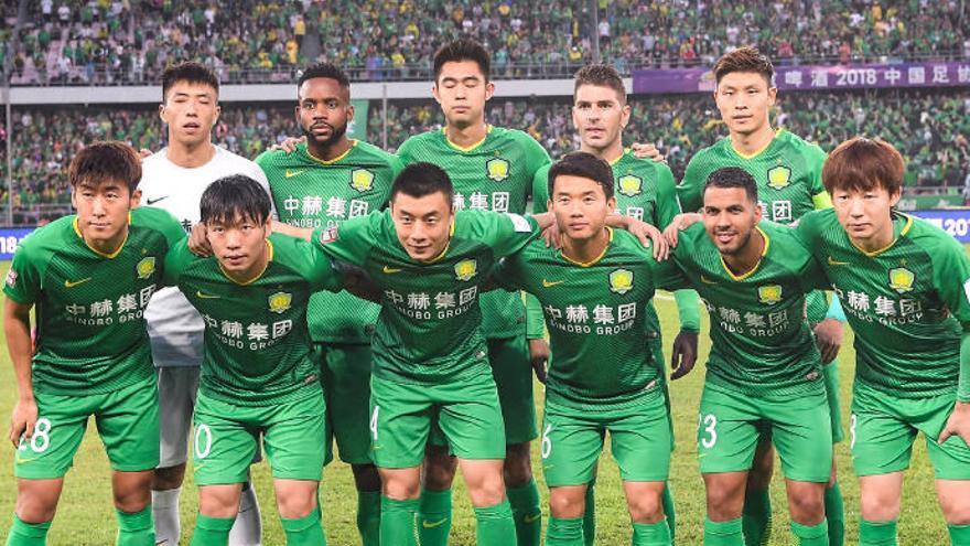 Alineación del Beijing Guoan, con Jonathan Viera -2ºderecha, fila inferior-.