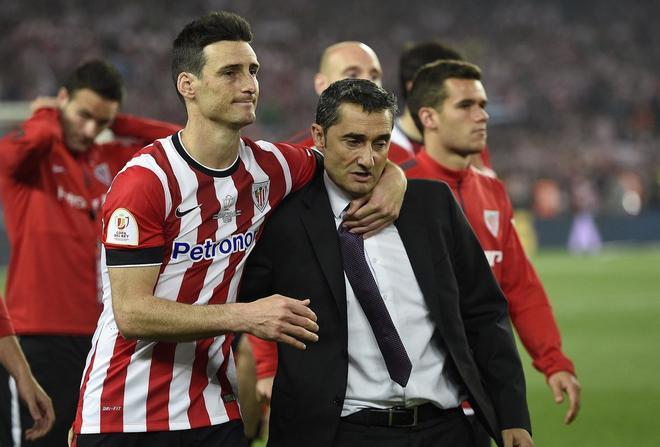 Aduriz y Ernesto Valverde se abrazan tras perder la final de La Copa Del Rey contra el FC Barcelona en 2016