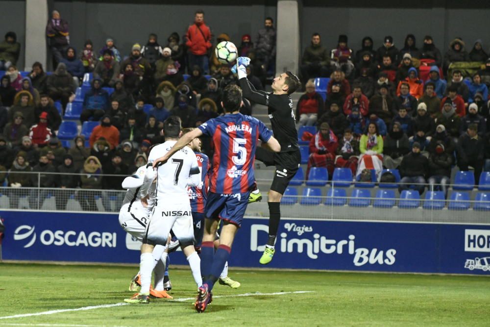 El partido entre el Huesca y el Sporting, en imágenes
