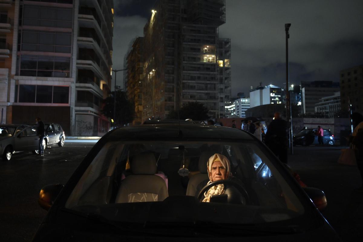 Beirut (Lebanon), 20/02/2023.- A woman stays in a car after an earthquake felt across Lebanon in downtown Beirut, Lebanon, 20 February 2023. According to the United States Geological Survey (USGS), a 6.3-magnitude quake struck near the town of Uzunbag in Turkey and was felt in Syria, Lebanon and Egypt. Many Beirut residents left their homes and took to the streets or drove in their cars away from buildings following the earthquake that comes after a 7.8-magnitude struck the region on 06 February, killing more than 46,000 people in Turkey and Syria. (Terremoto/sismo, Egipto, Líbano, Siria, Turquía, Estados Unidos) EFE/EPA/WAEL HAMZEH