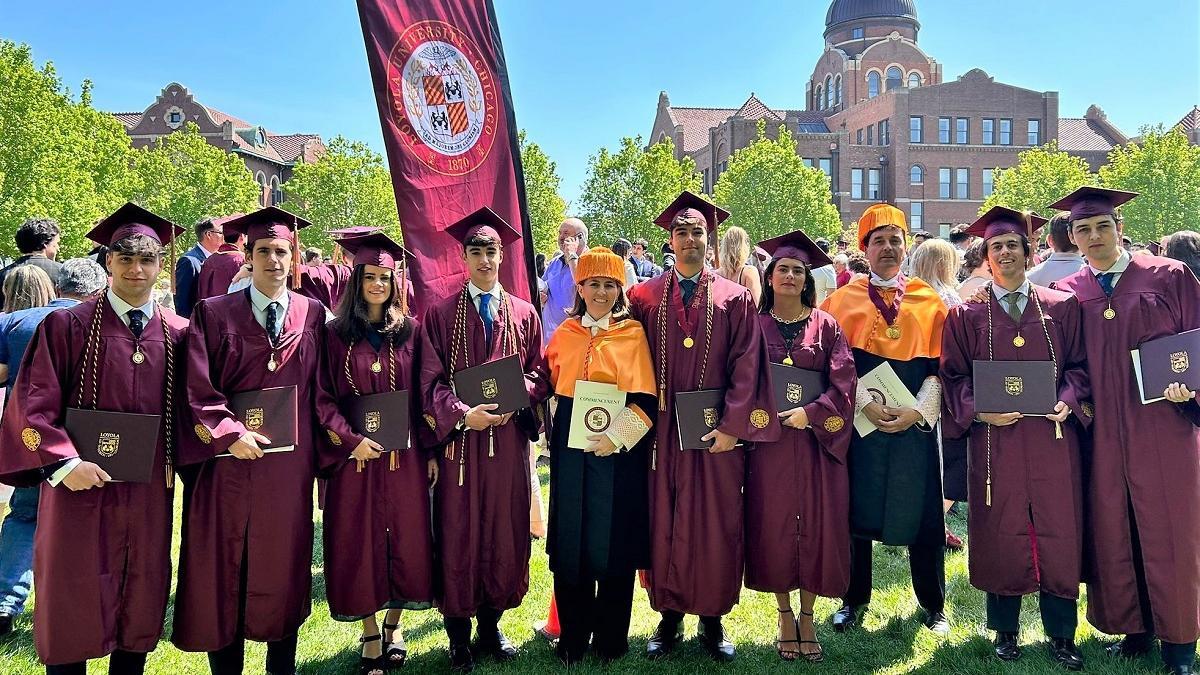 Foto de los graduados de la séptima promoción de Dual Business Degree, en Loyola Chicago.