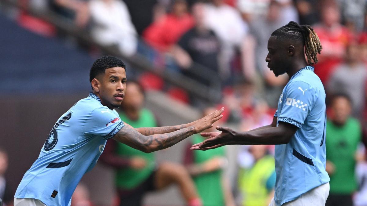 Savinho, entrando por Doku en la Community Shield