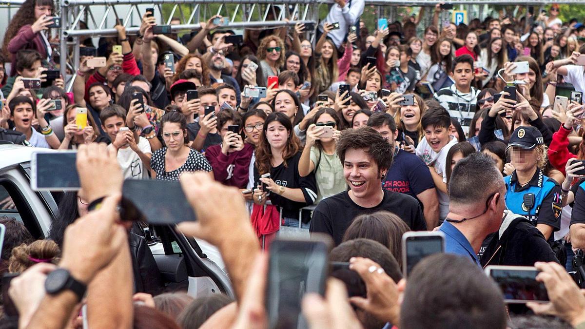 El Rubius, en el centro, rodeado por sus fans en una imagen de archivo