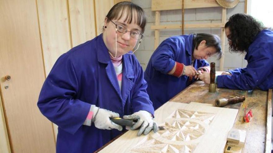 Ángeles Fernández (en primer término), con su compañera Isabel de la Uz, en el taller de carpintería.