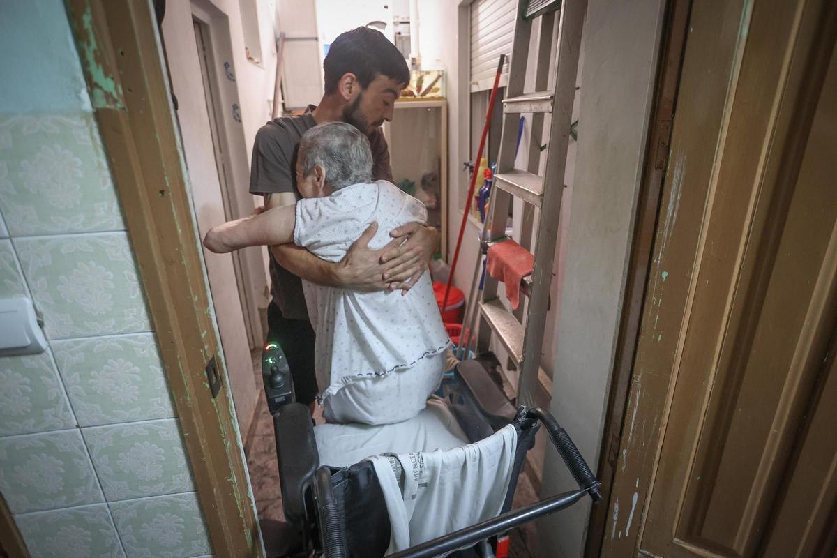 Manuel ayuda a su madre, una gran dependiente