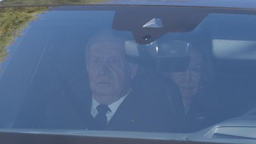 Juan Carlos I sale de la misa por Pilar de Borbón muy afectado