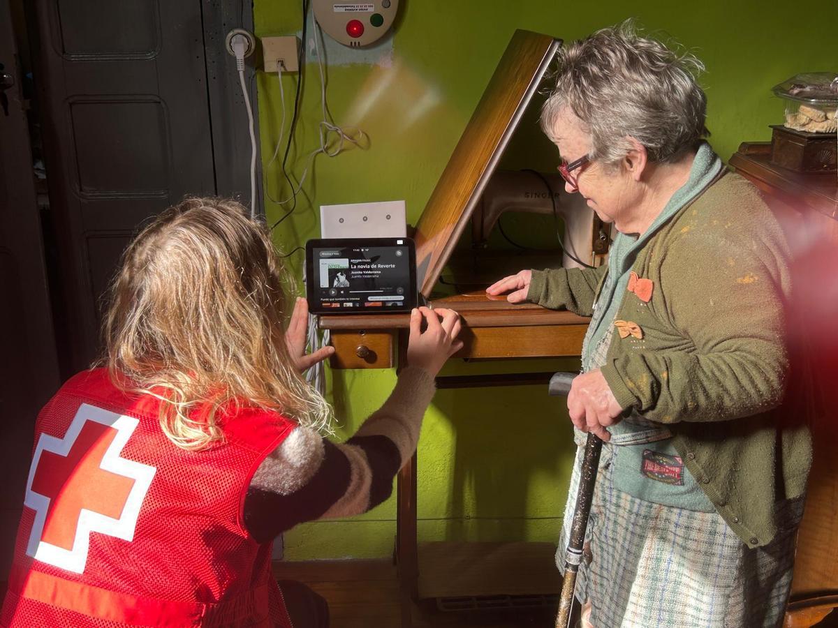 Una voluntària de la Creu Roja amb una persona usuària.