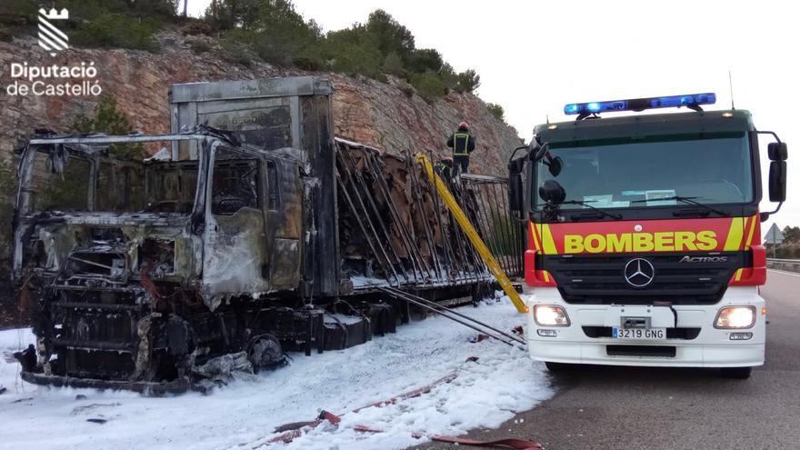 El fuego arrasa un camión en Castellón: así ha quedado el material que transportaba