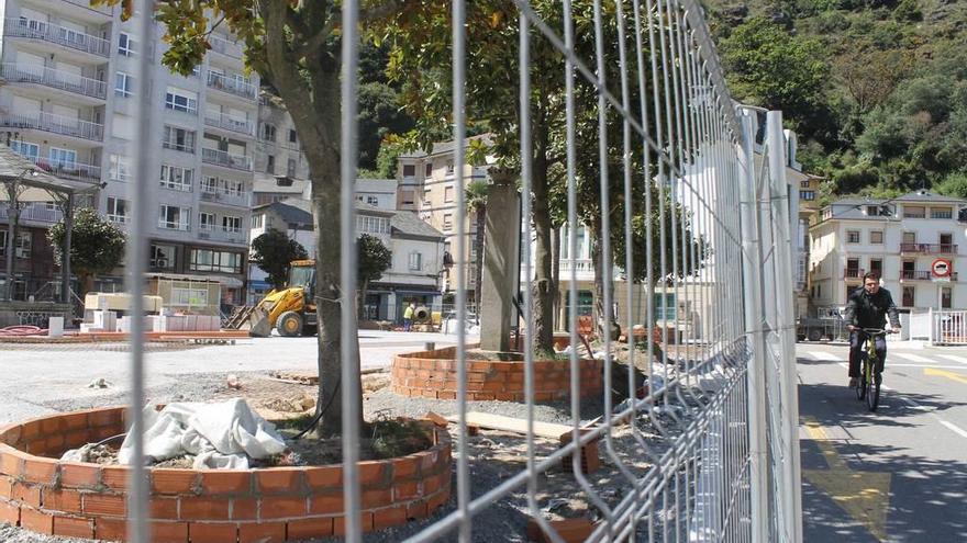 La reforma de la plaza del parque de Luarca, &quot;más adelantada de lo previsto&quot;