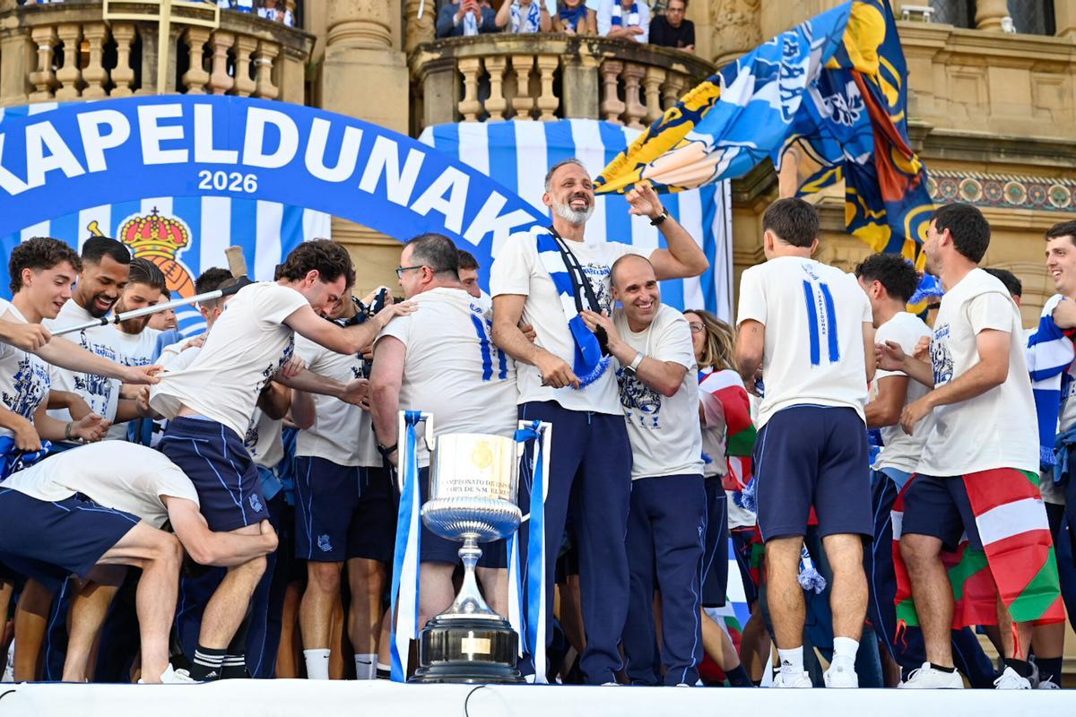 Varios aficionados de la Real Sociedad durante la celebración del equipo por la victoria en la Copa del Rey Varios aficionados de la Real Sociedad durante la celebración del equipo por la victoria en la Copa del Rey