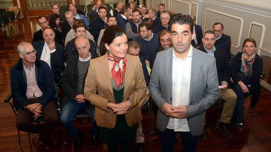 Luis López y Nidia Arévalo al frente de los alcaldes del PP que ayer &quot;tomaron&quot; el salón de plenos del Pazo Provincial. // Rafa Vázquez