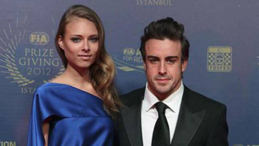 Fernando Alonso, junto a su novia.