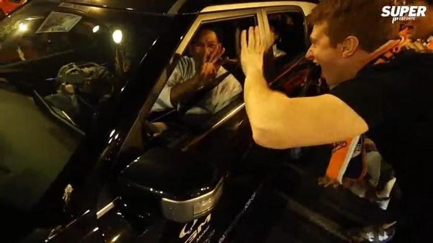 Locura de los aficionados y jugadores del Valencia Basket a la salida del Roig Arena