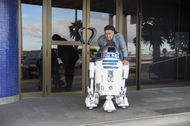 Ricardo Frazer y su R2D2 visitan La Provincia