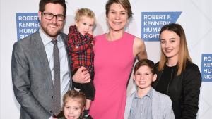 Maeve Kennedy y su marido David McKean, con sus tres hijos. Gideon es el segundo por la derecha. La imagen es del dicembre pasado durante una gala en Nueva York.