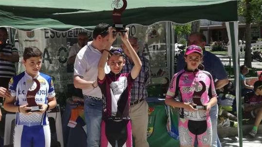 El pequeño sergio, con su trofeo.