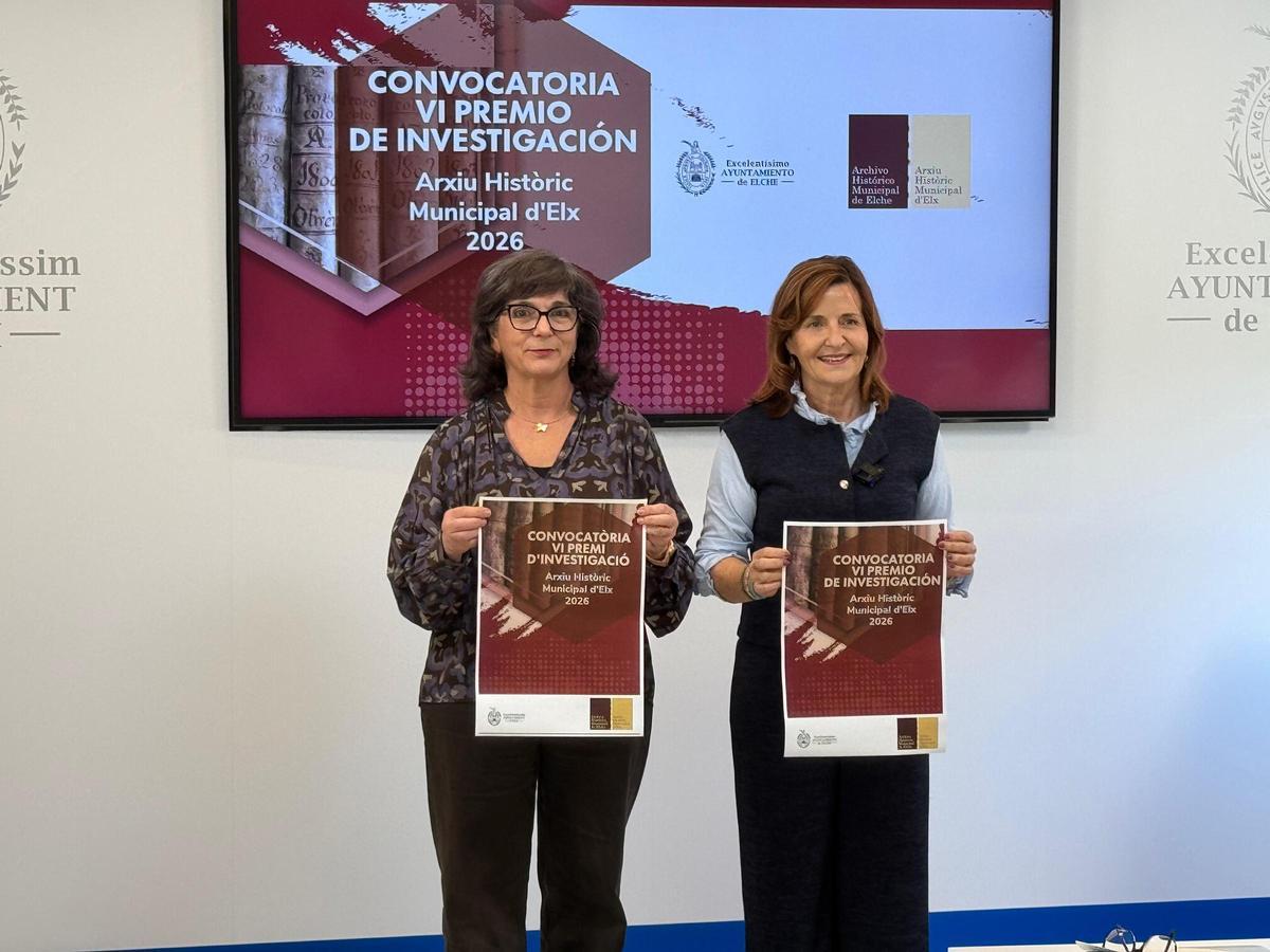 La responsable del Archivo Histórico de Elche y la edil Loli Serna presentaron este martes el premio de investigación