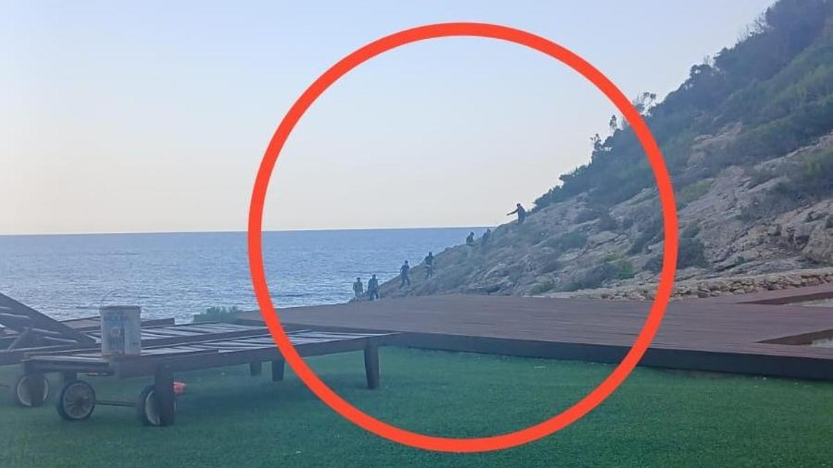 Los migrantes, desembarcando al atardecer en Cala Olivera.
