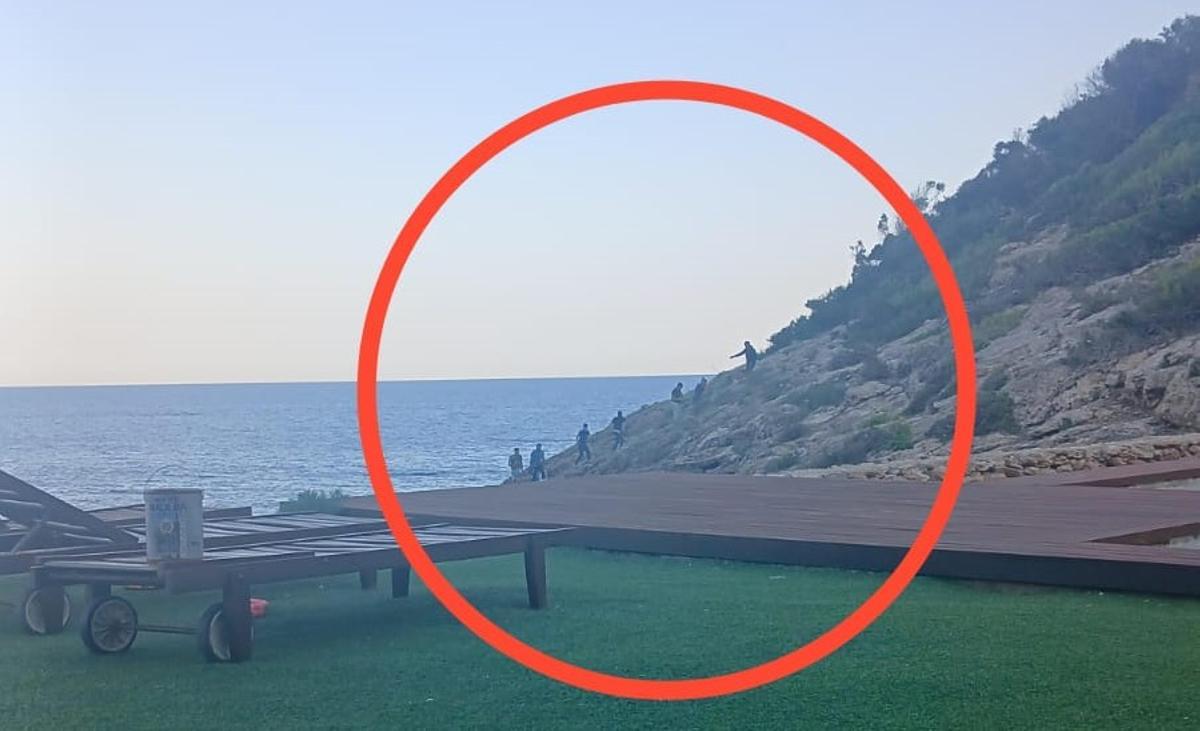 Los migrantes, desembarcando al atardecer en Cala Olivera.