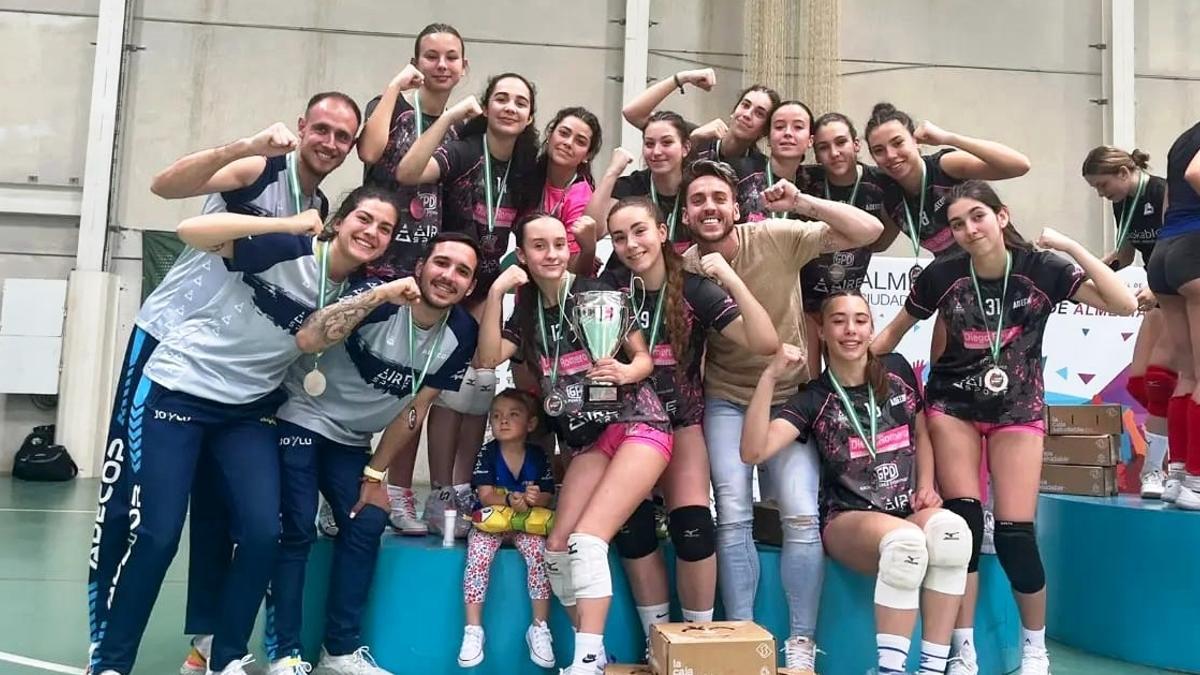 El Adecor celebra la clasificación para el Campeonato de España cadete de voleibol.