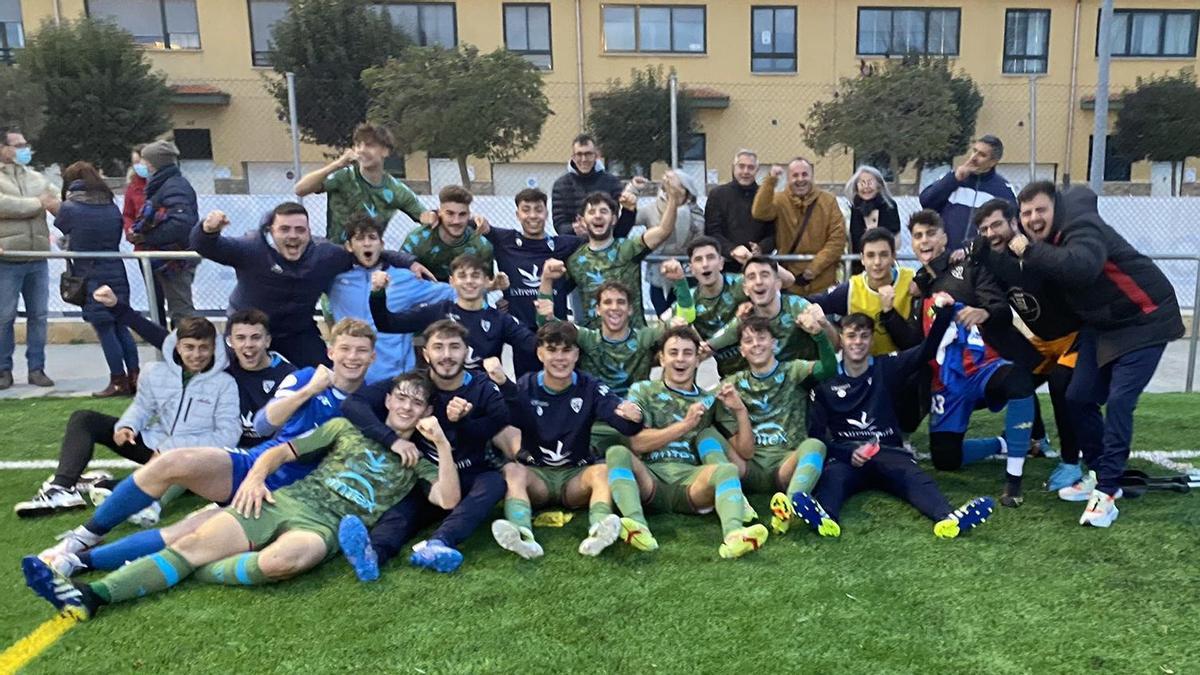 Jugadores y aficionados de La Cruz Villanovense celebran la victoria en Segovia.