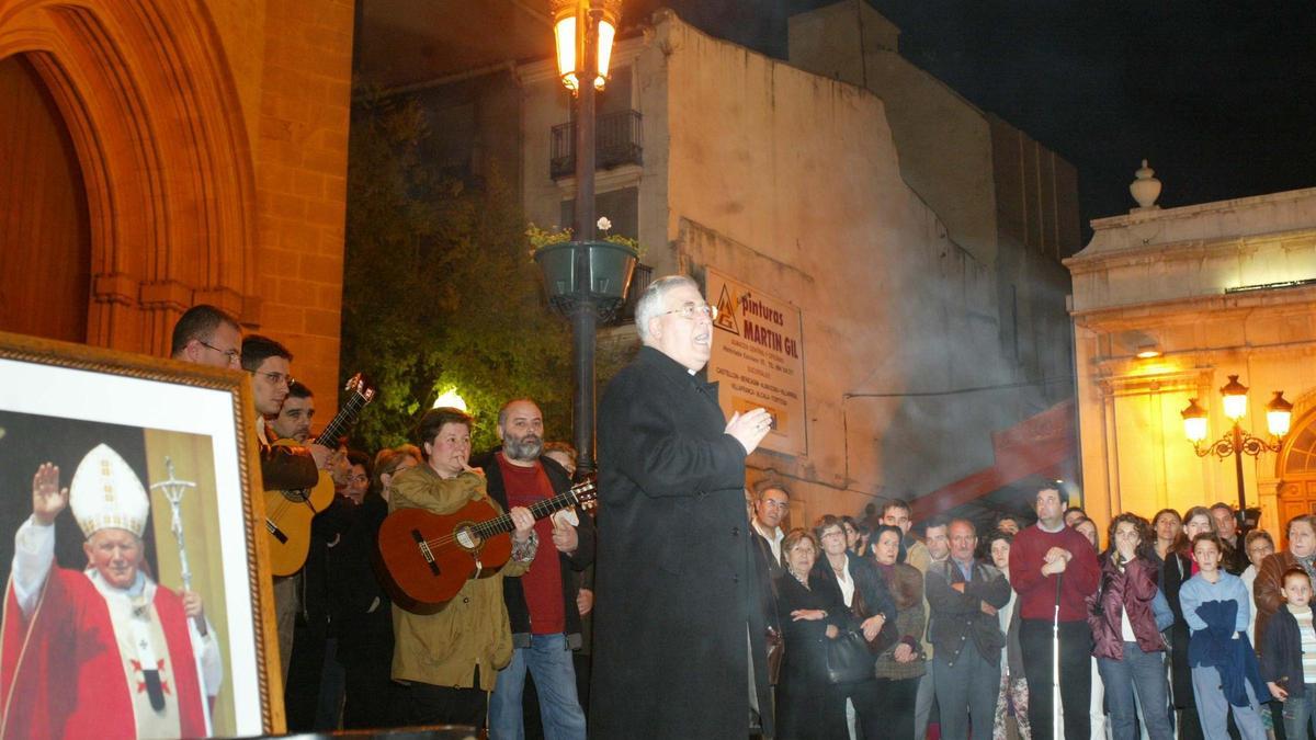 Vigilia en la plaza Mayor de Castelló con motivo del fallecimiento del papa Juan Pablo II, en abril del 2005.
