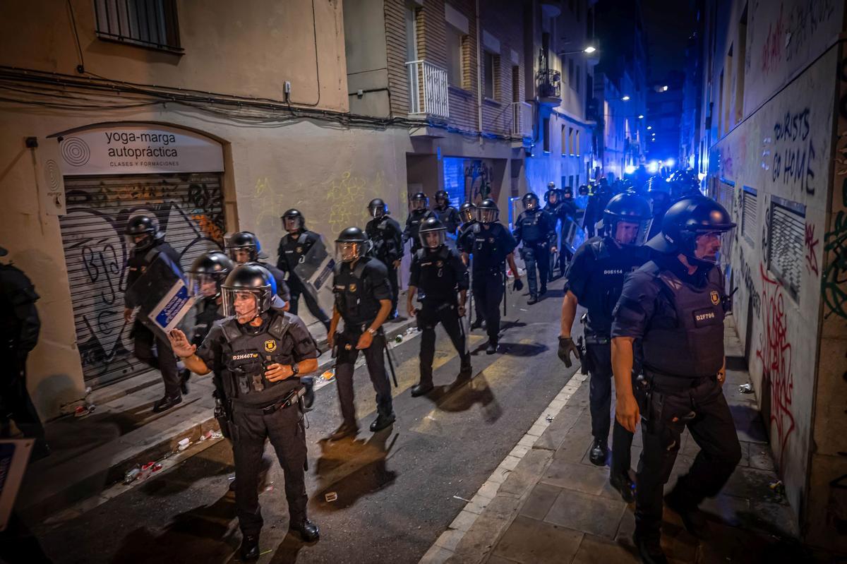 Ambiente en la primera noche de las fiestas de Gràcia.