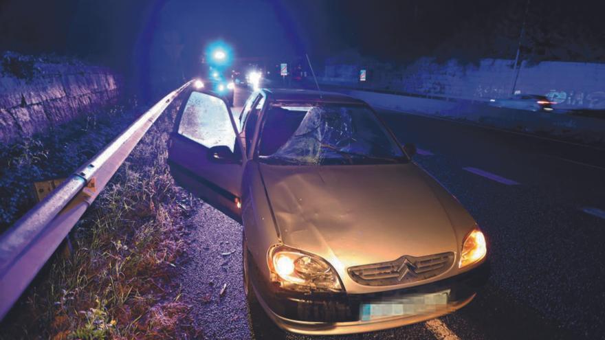 Fallece una mujer arrollada por un coche después de irrumpir en la calzada en la VG-20