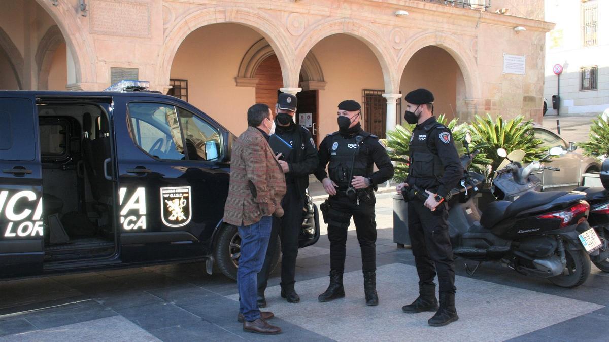 José Luis Ruiz, José Antonio Sansegundo, el subinspector Juan José y el agente Rubén, este viernes.