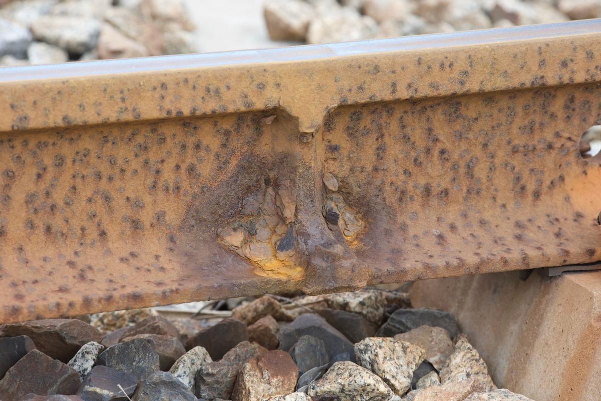 Un fragmento de la vía en el que falta una soldadura.