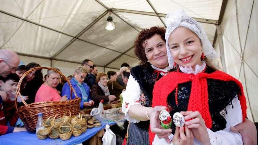 Teresa Ardura y Mar Cichy muestran algunas de sus creaciones.