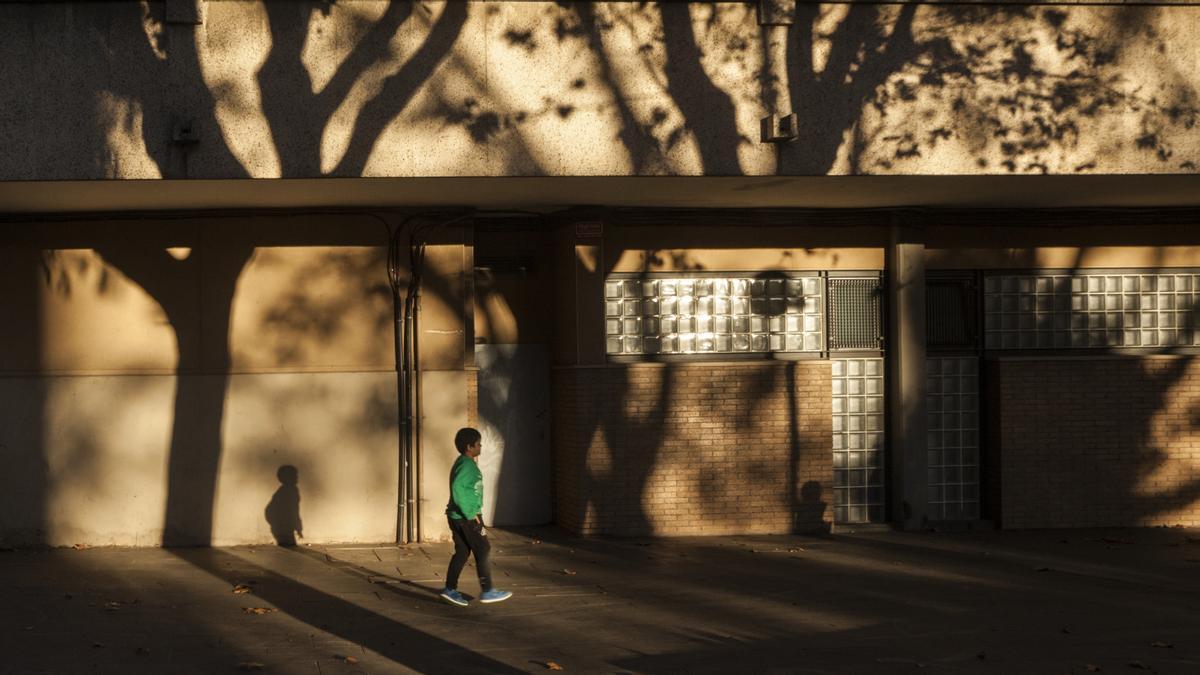 Un niño pasea en el barrio de La Pau.
