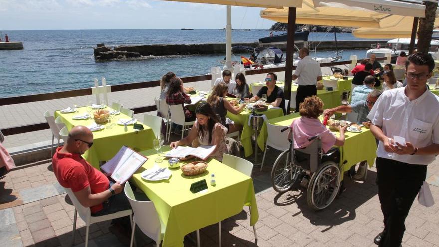 El puesto de camarero es uno de los más demandados en la costa cartagenera durante la campaña estival.