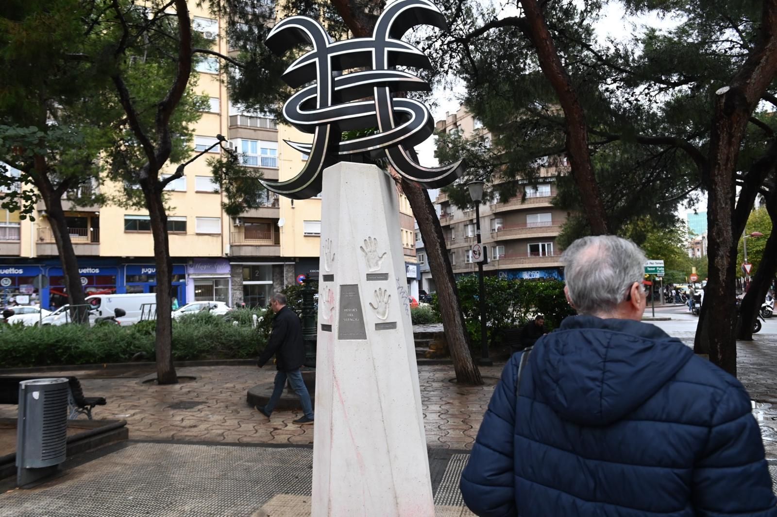 Vandalizan la escultura de Héroes del silencio