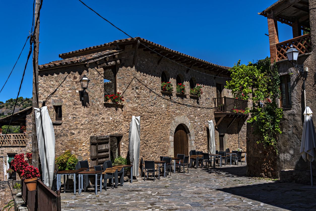 Una de las calles del hermoso pueblo medieval de Mura, en la comarca de Bages, Cataluña, España
