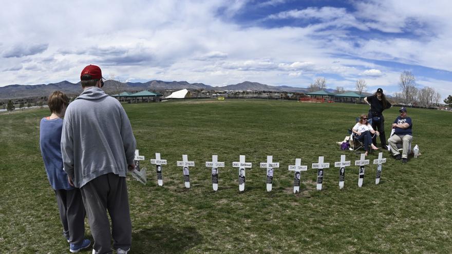 Imagen de archivo de un memorial por los estudiantes asesinados en la escuela de Columbine, en 1999.