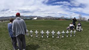 Archivo - Imagen de archivo de un memorial por los estudiantes asesinados en la escuela de Columbine, en 1999