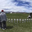 Archivo - Imagen de archivo de un memorial por los estudiantes asesinados en la escuela de Columbine, en 1999