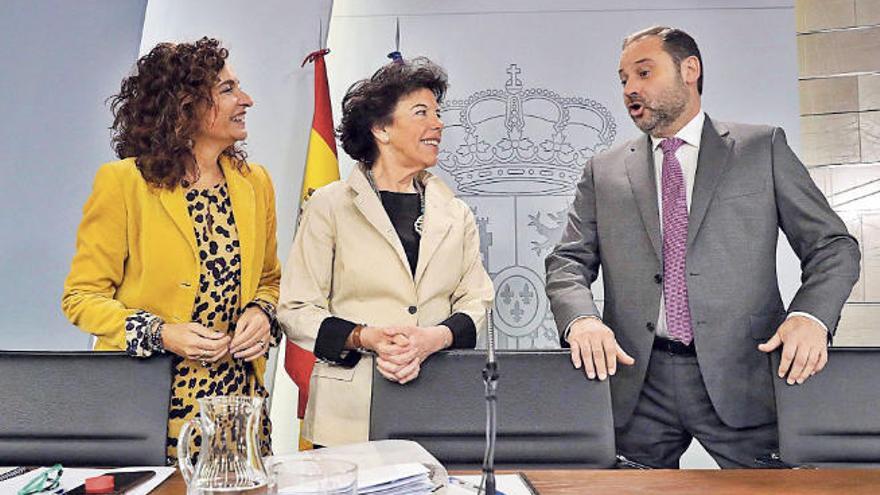 Isabel Celaá flanqueada por José Luis Ábalos y  María Jesús Montero, tras un Consejo de Ministros.