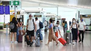 Pasajeros en el aeropuerto de Barcelona-El Prat, el lunes 27 de julio.