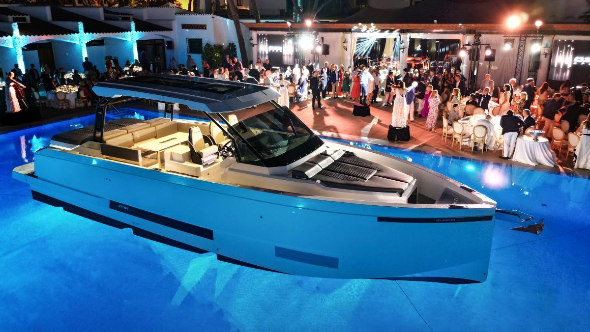 El modelo D36 Open del astillero De Antonio Yachts, en un acto promocional.