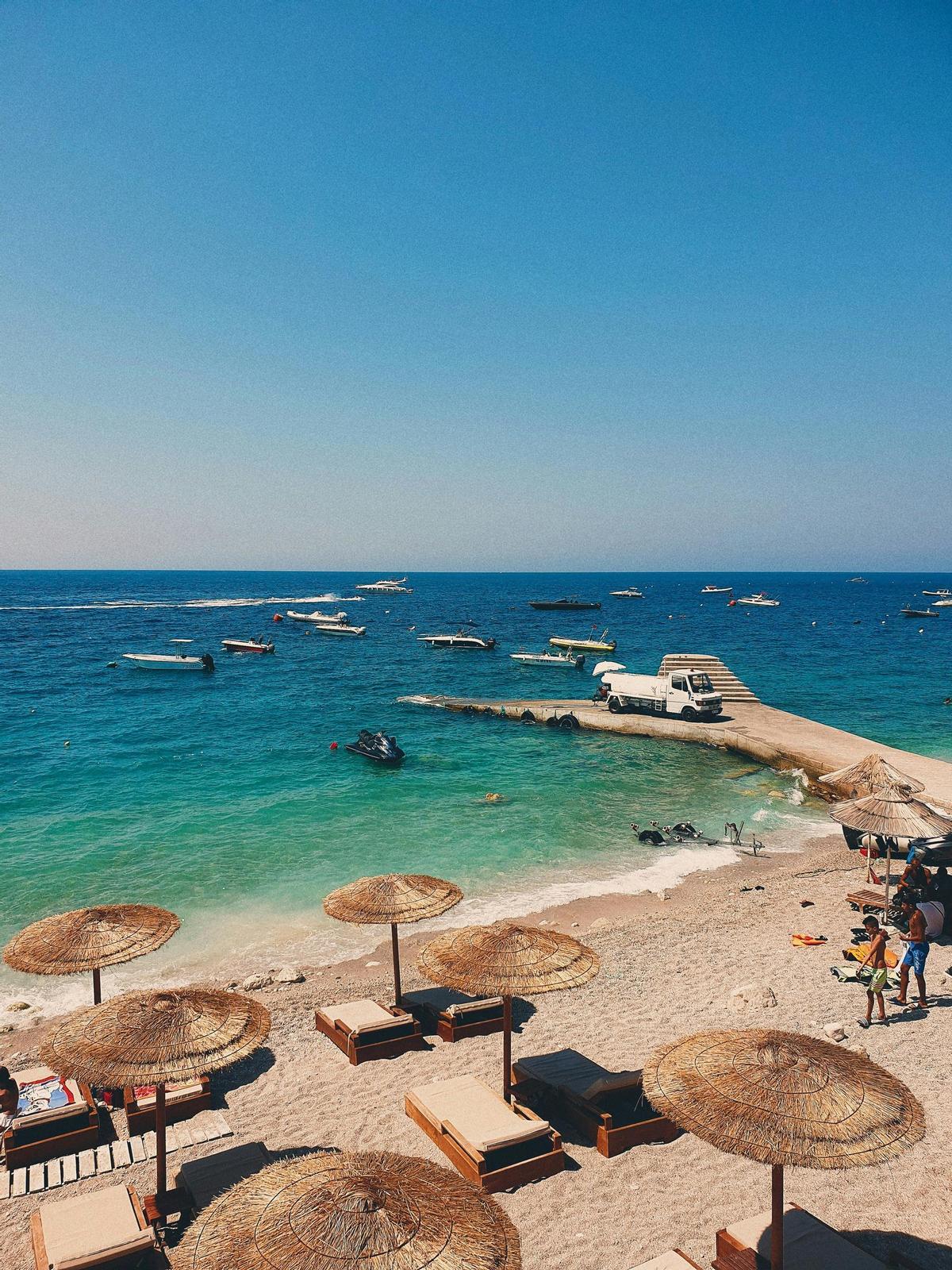 Las playas de Albania son de un azul impresionante